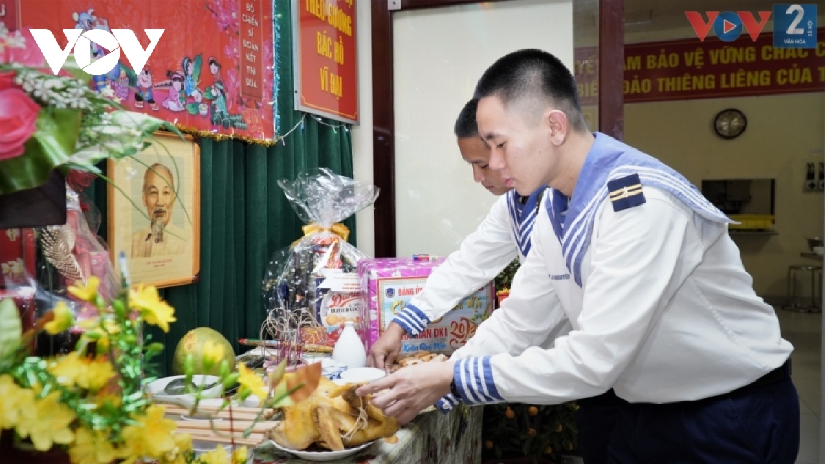 Warm, joyful lunar New Year celebration for troops on DK1 platform